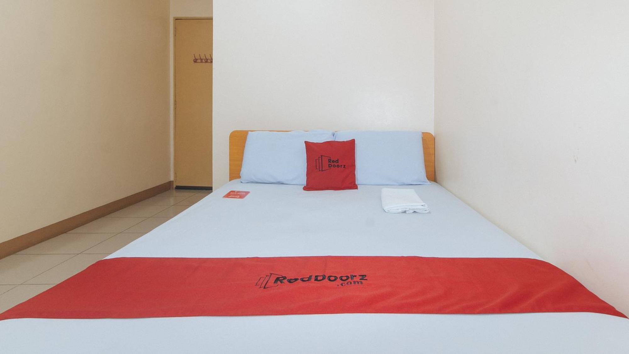 Reddoorz @ Asiana Pension Inn Мандауэ Экстерьер фото