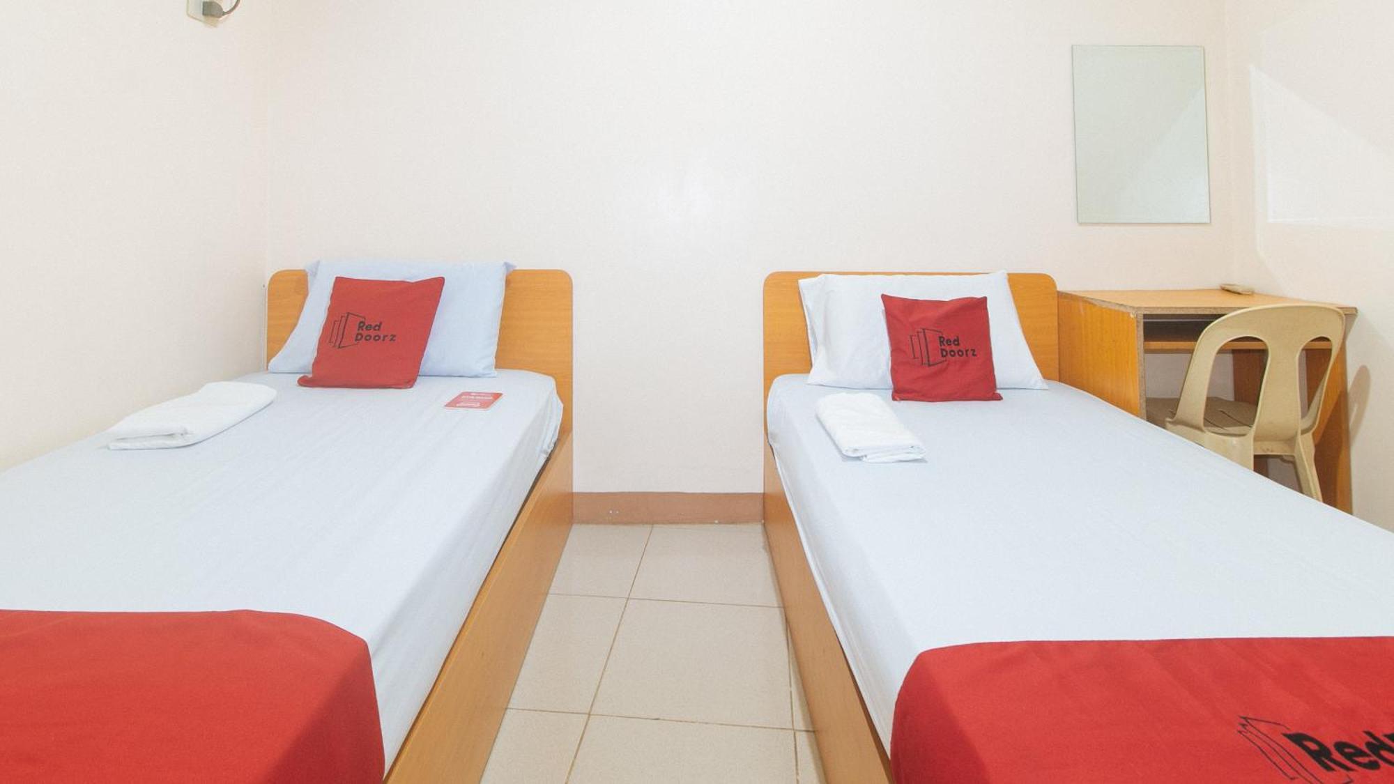Reddoorz @ Asiana Pension Inn Мандауэ Экстерьер фото