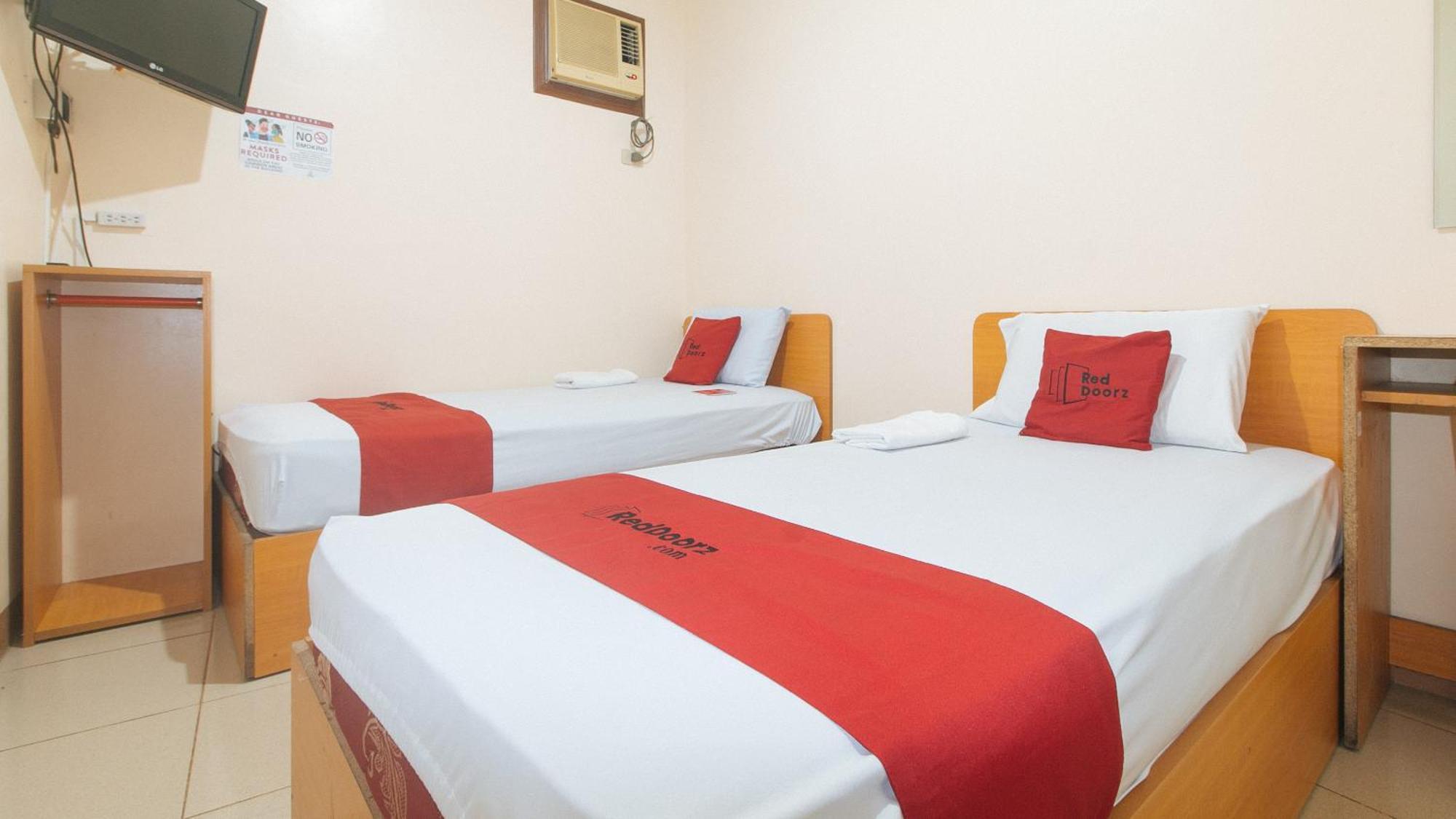 Reddoorz @ Asiana Pension Inn Мандауэ Экстерьер фото