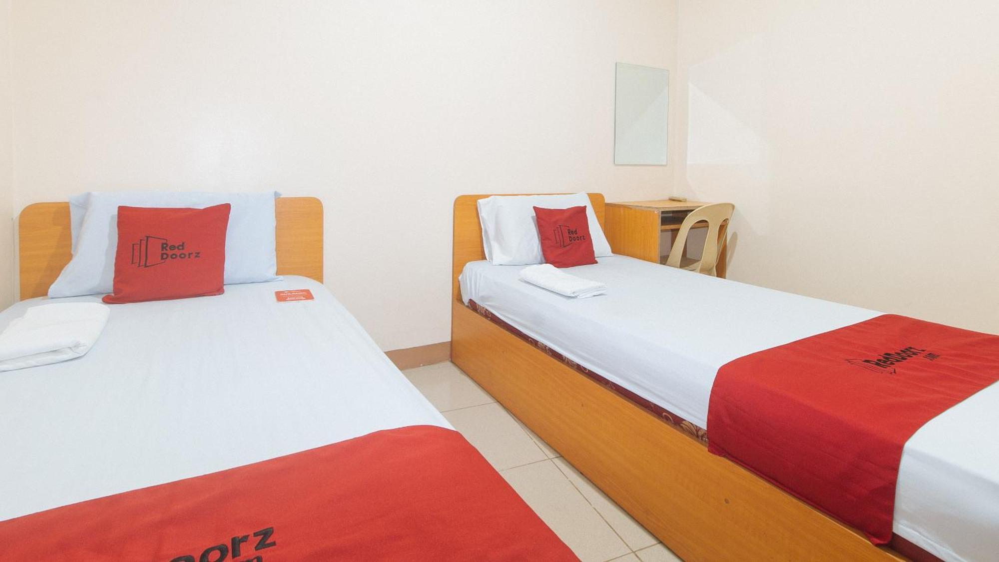 Reddoorz @ Asiana Pension Inn Мандауэ Экстерьер фото