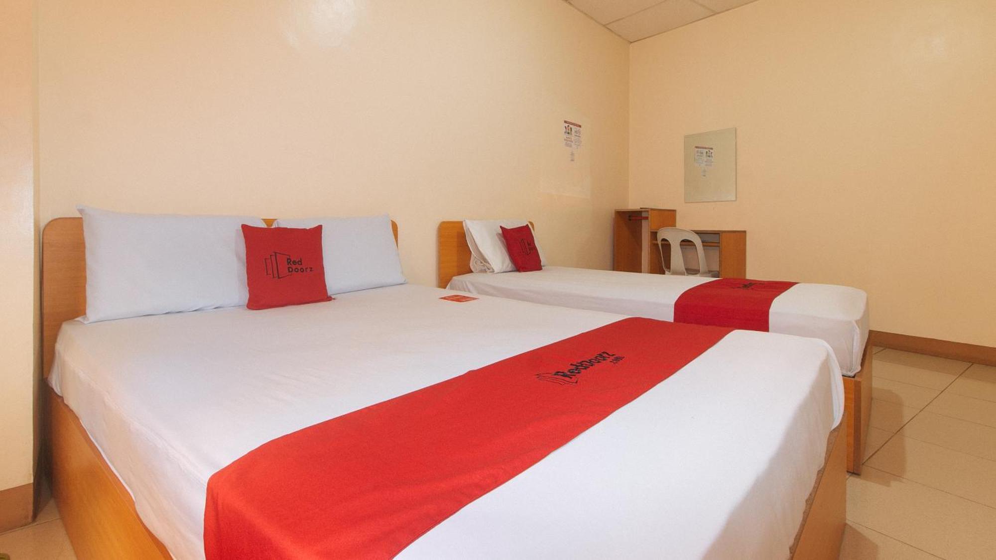 Reddoorz @ Asiana Pension Inn Мандауэ Экстерьер фото