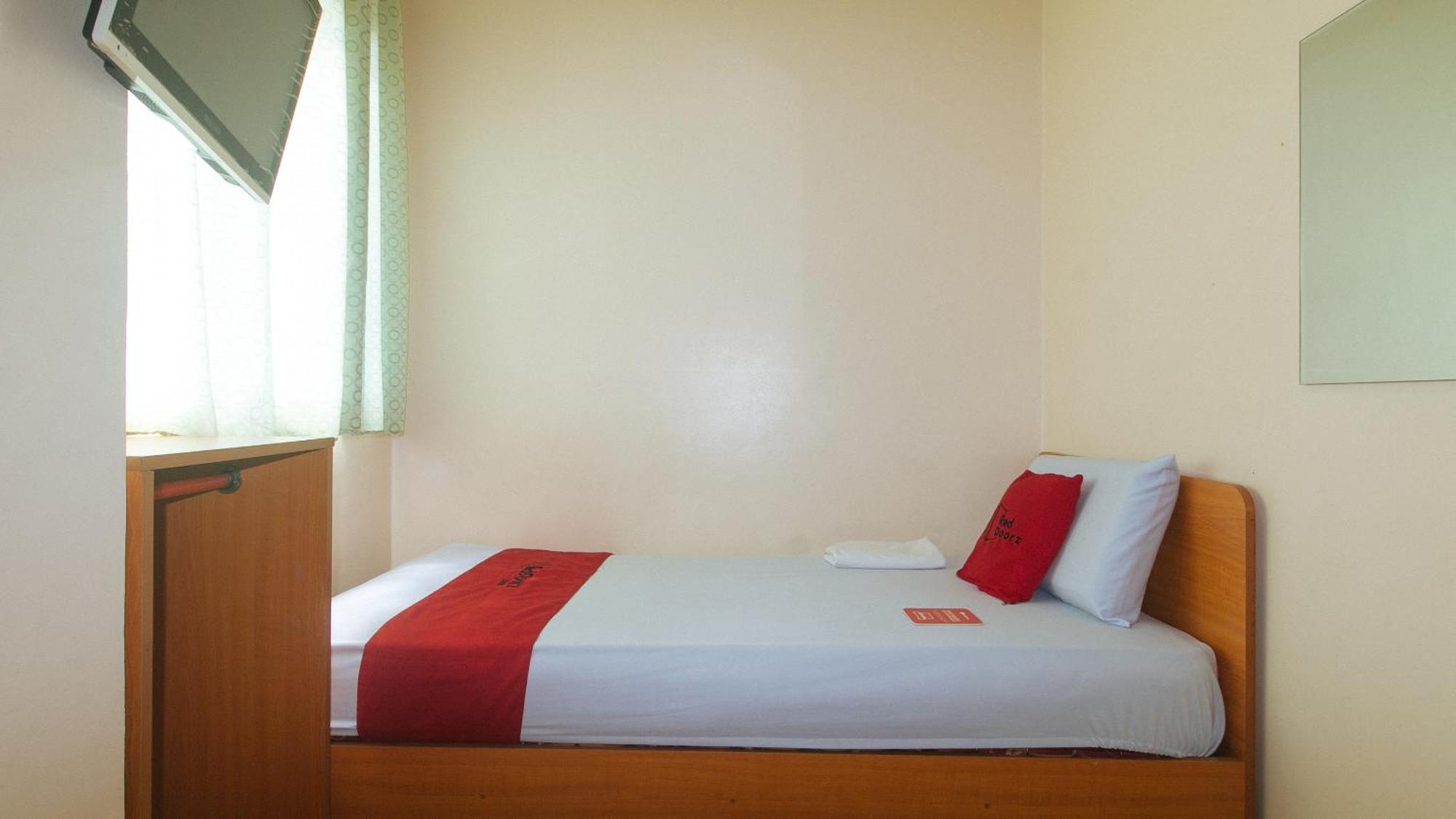 Reddoorz @ Asiana Pension Inn Мандауэ Экстерьер фото