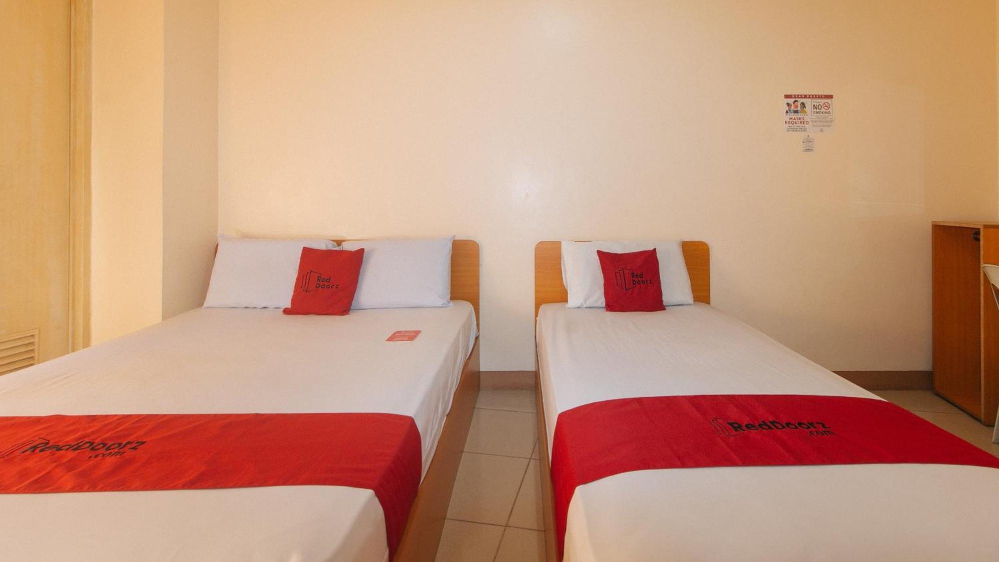 Reddoorz @ Asiana Pension Inn Мандауэ Экстерьер фото