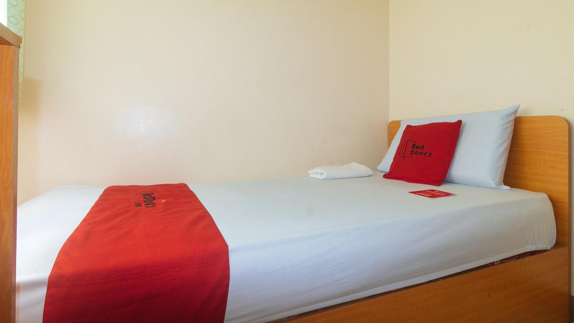 Reddoorz @ Asiana Pension Inn Мандауэ Экстерьер фото